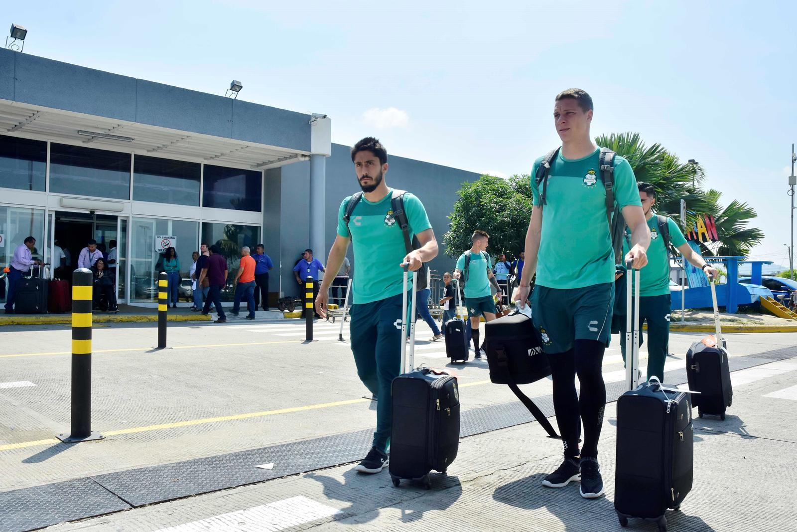 Jugadores del Santos Laguna arriban al aeropuerto Ramón Villeda Morales, de San Pedro Sula, en Honduras. (EFE)