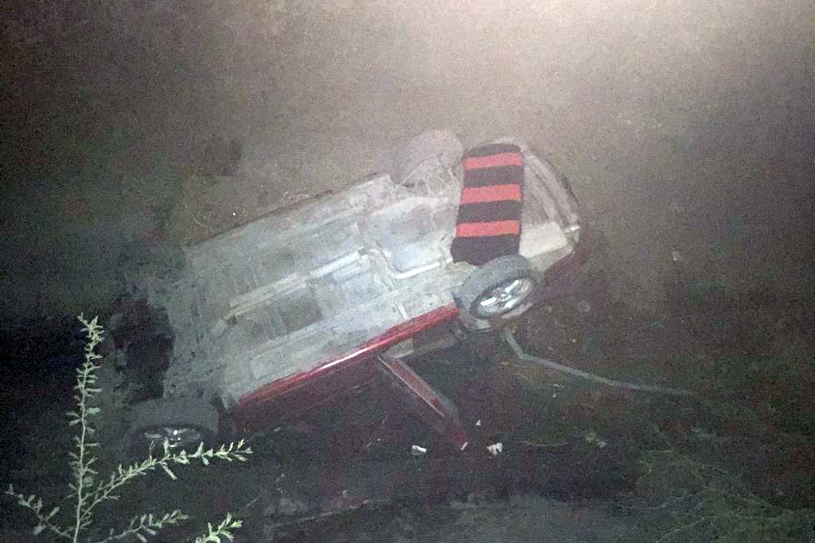 El vehículo Dodge Stratus terminó volcado dentro del canal de riego ubicado enfrente al ejido San Luis de la ciudad de Torreón. (EL SIGLO DE TORREÓN) 