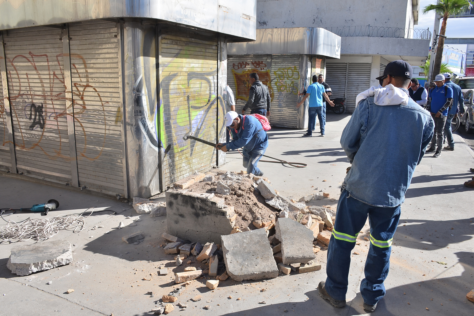 Sigue la destrucción de espacios en el paseo comercial Cepeda-Valdez Carrillo. Ya retiraron más postes de fierro. (FERNANDO COMPEÁN)