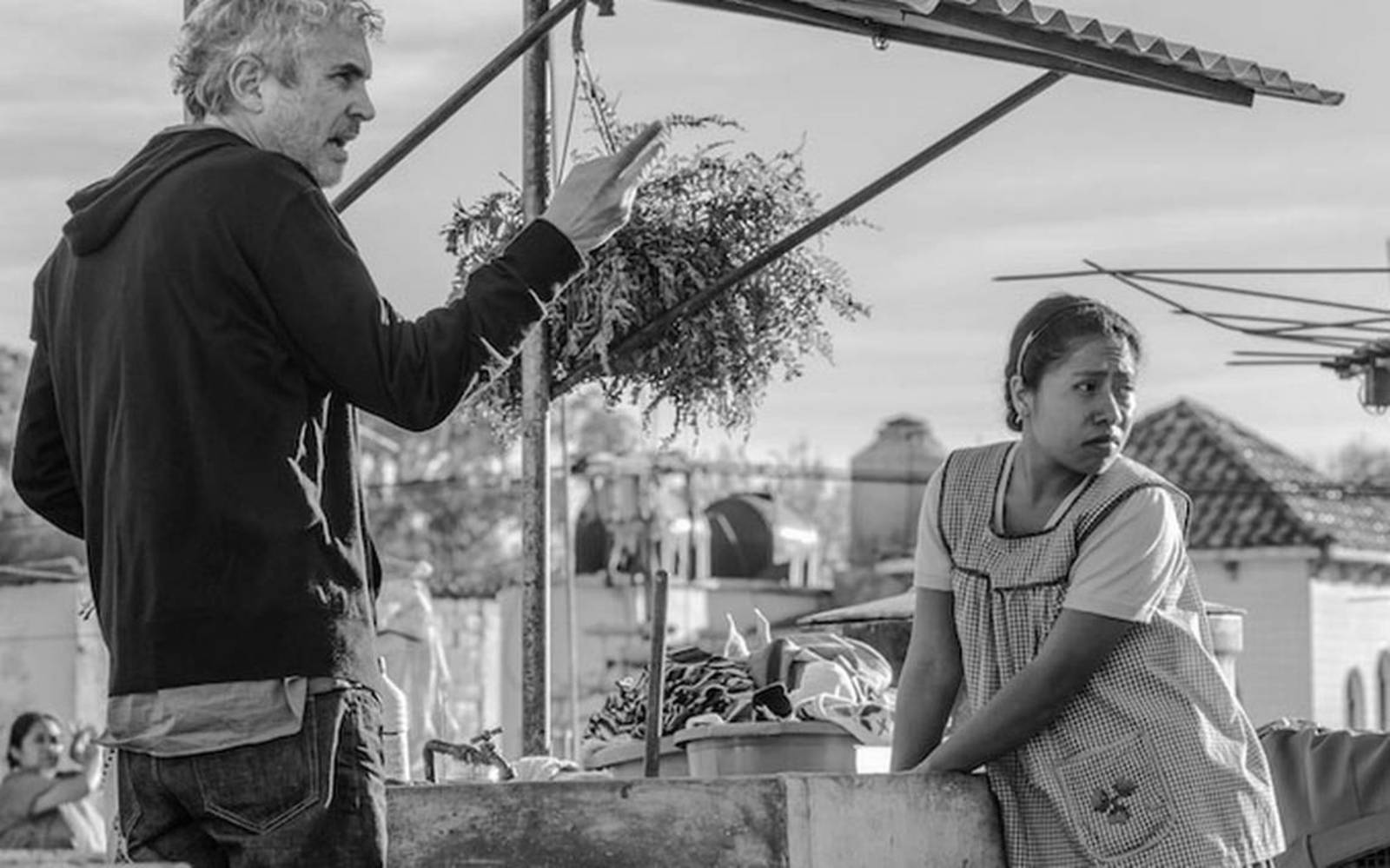 Orgulloso. El director mexicano Alfonso Cuarón, durante las grabaciones de su multipremiada película Roma. (ARCHIVO)