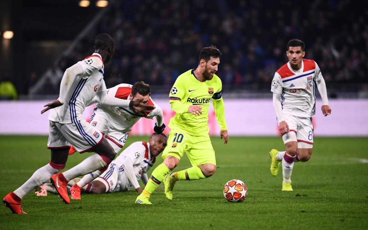 Lionel Messi no fue tan acertado al frente como en otras ocasiones para ayudar al Barcelona a ganar en Lyon. (Especial)