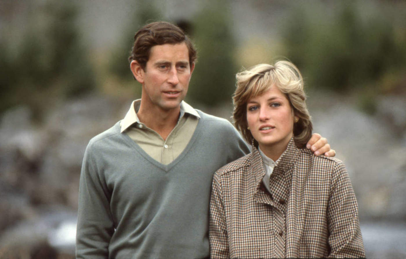 Fue justo dos meses después del polémico divorcio de Diana y el príncipe Carlos en 1996, que Lady Di realizó un viaje a Australia y al que convocó al diseñador para que le ayudara a elegir parte del atuendo. (ESPECIAL)
