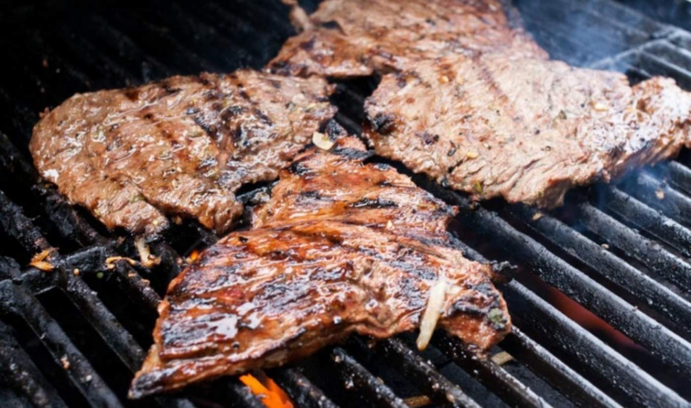 Hacer carne asada contamina más que un automóvil
