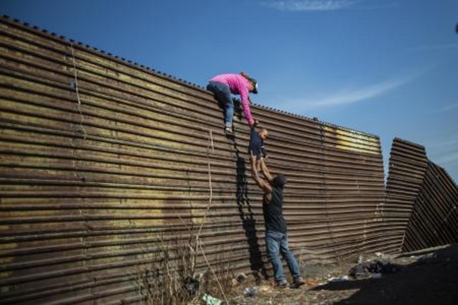 Contundente. La imagen titulada Los migrantes centroamericanos trepan la frontera entre México y Estados Unidos, fue tomada el 25 de noviembre cerca del cruce fronterizo de El Chaparral. (Twitter/@AFP)