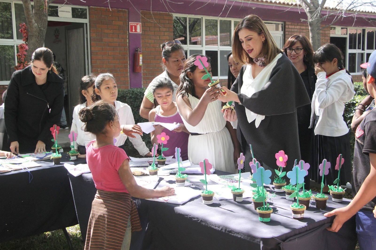La presidenta honoraria de DIF Torreón asistió ayer a la ceremonia de graduación de 30 pequeños de su programa de atención a menores en riesgo por parte de Casa Puente. (CORTESÍA)