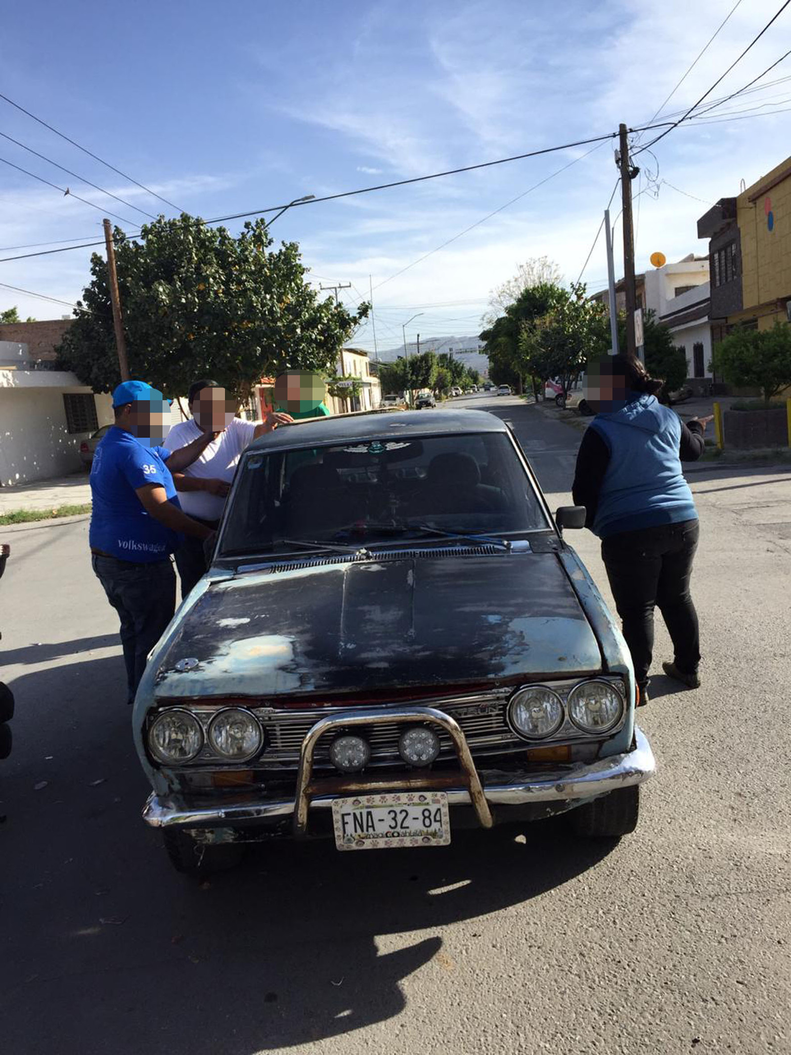 El automóvil Datsun quedó con afectaciones menores en su carrocería luego de ser impactado por la motocicleta, el percance se registró en la calle Enrique C. Treviño y la avenida Abasolo.