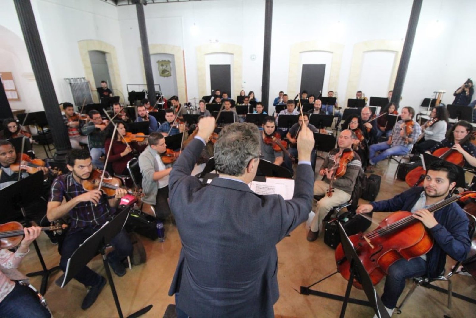 Talento. La Filarmónica del Desierto de Coahuila llamó la atención de los productores del afamado tenor italiano. (CORTESÍA)