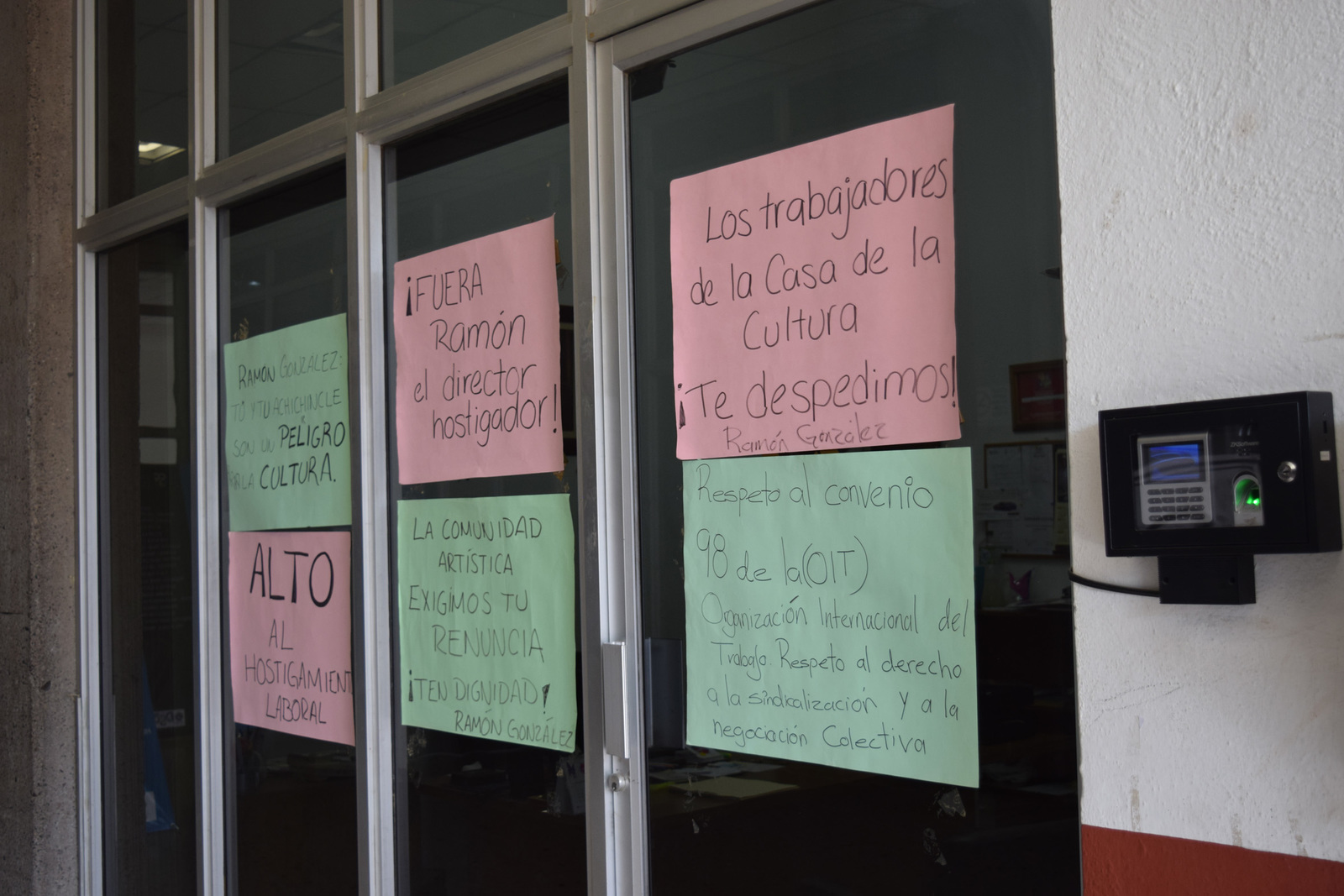 Trabajadores demandaron que se resuelva el conflicto laboral en la Casa de la Cultura Ernestina Gamboa, de esta ciudad. (EL SIGLO DE TORREÓN)