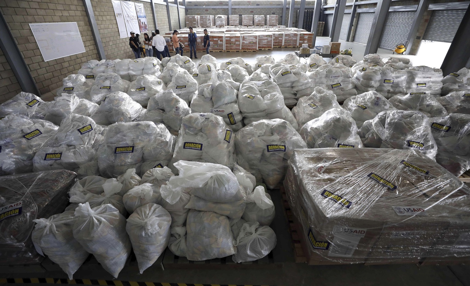 A la espera. Así se encuentra un almacén donde está guardada la ayuda humanitaria estadounidense para Venezuela. (AP)