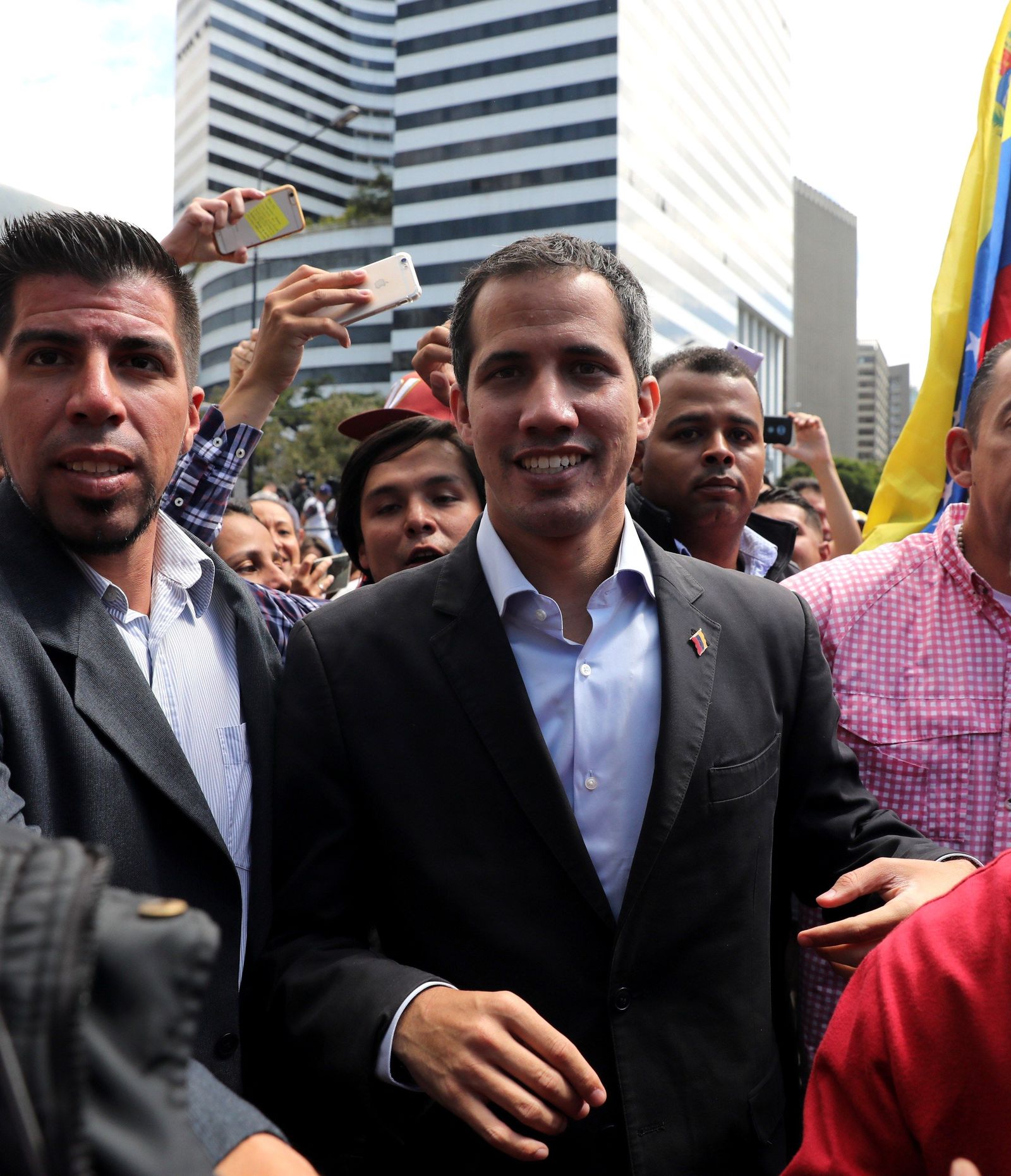 Impide. Nicolás Maduro le prohibió a Juan Guaidó abandonar el país. (EFE)