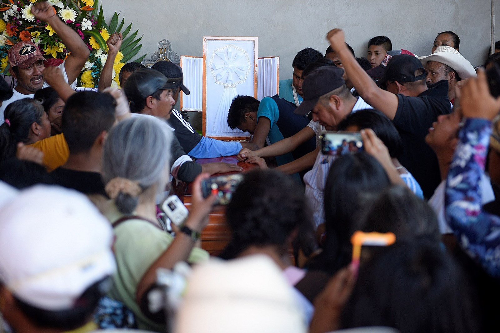 Funeral. Se velaron los restos mortales de Samir Flores, activista y líder comunitario asesinado ayer en lo que fuera su domicilio. (EFE)