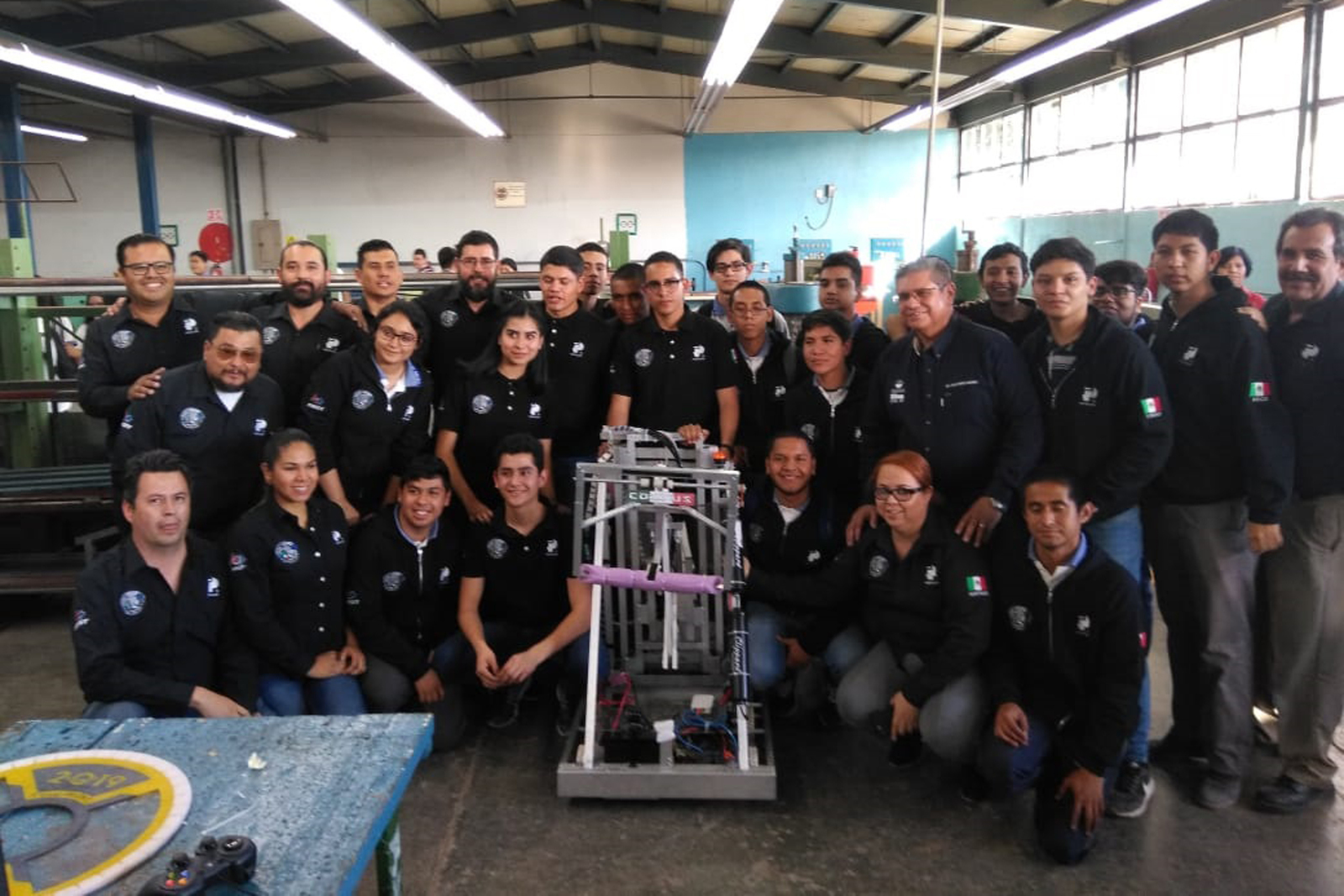 Alumnos del Cetis 47 de Gómez Palacio pertenecientes al equipo Techno R4V7NS se preparan para su participación en certamen regional de robótica FIRST, con el proyecto Corvs. (EL SIGLO DE TORREÓN)