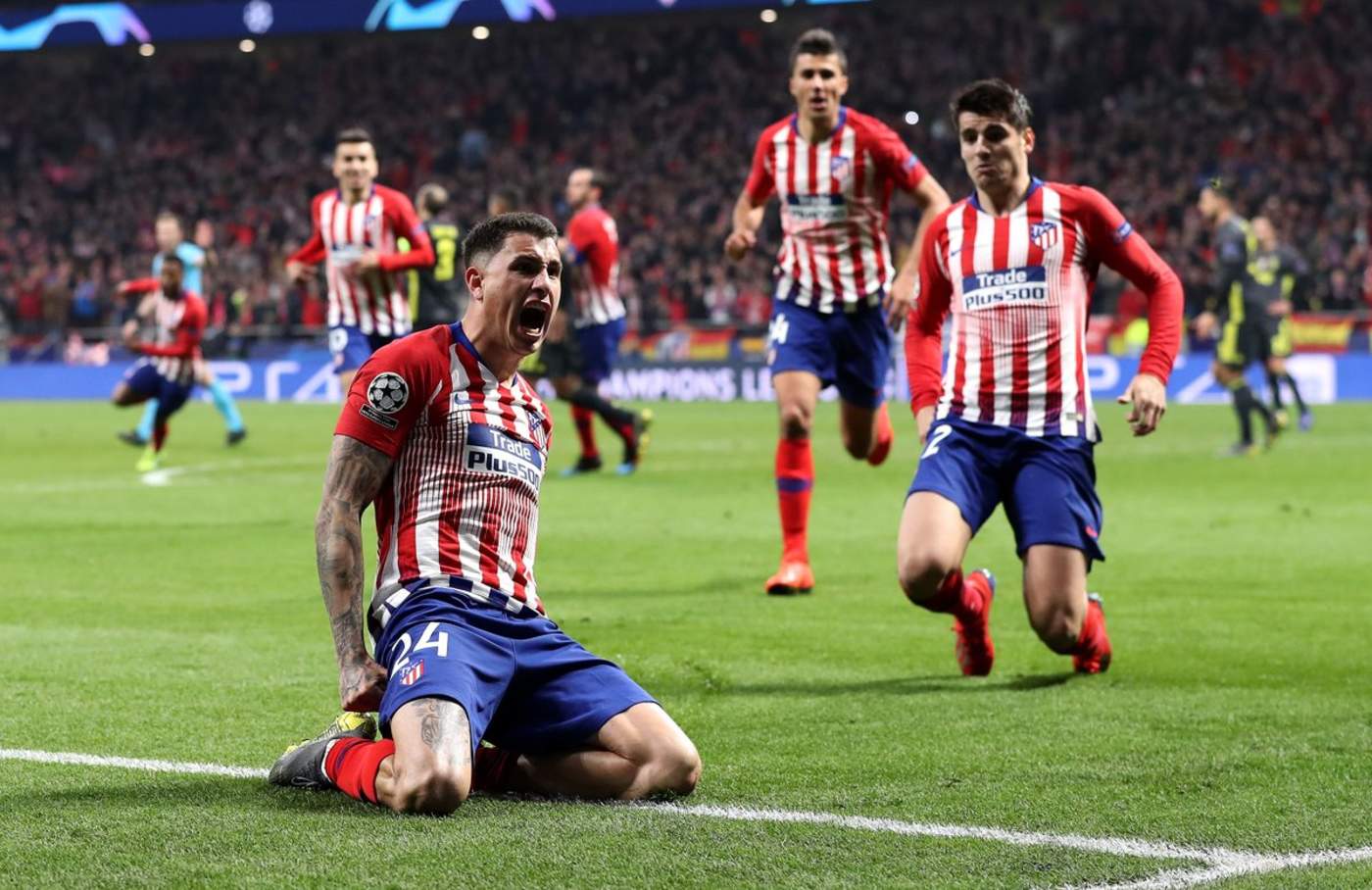 El defensa del Atlético, José María Giménez (i) celebra tras marcar el primer gol ante la Juventus, durante el partido de ida en los octavos de final de la Champions League. (Especial)