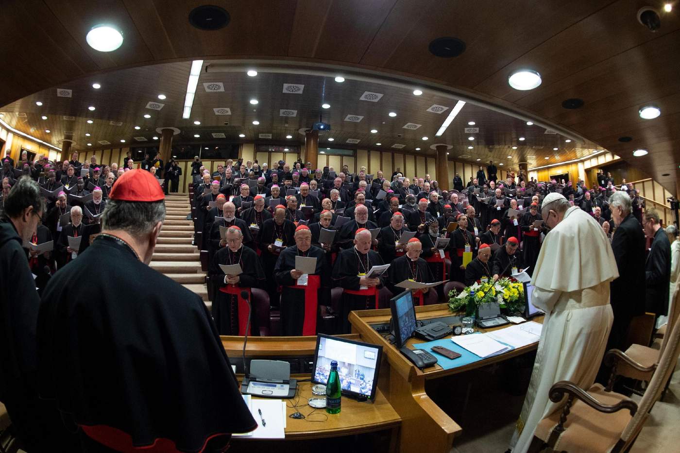 Francisco dijo a los 190 líderes de conferencias episcopales y órdenes religiosas que tienen la responsabilidad de “escuchar el clamor de los jóvenes que quieren justicia”. (EFE)