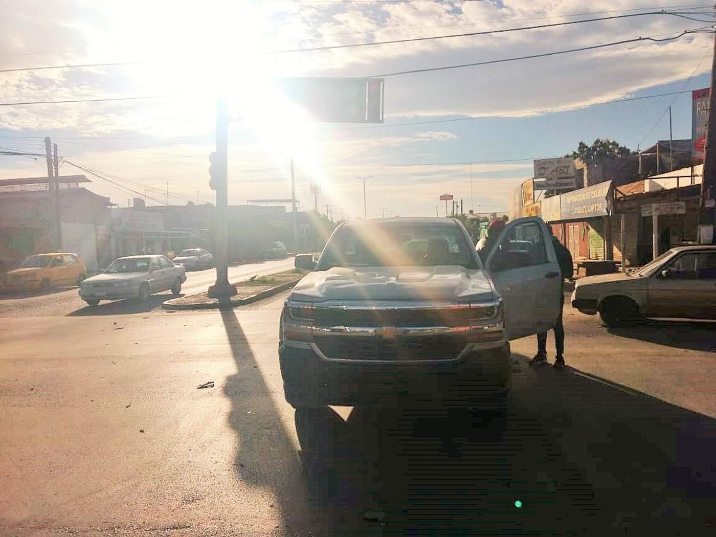 Camioneta se impacta contra dos autos en la colonia Moctezuma