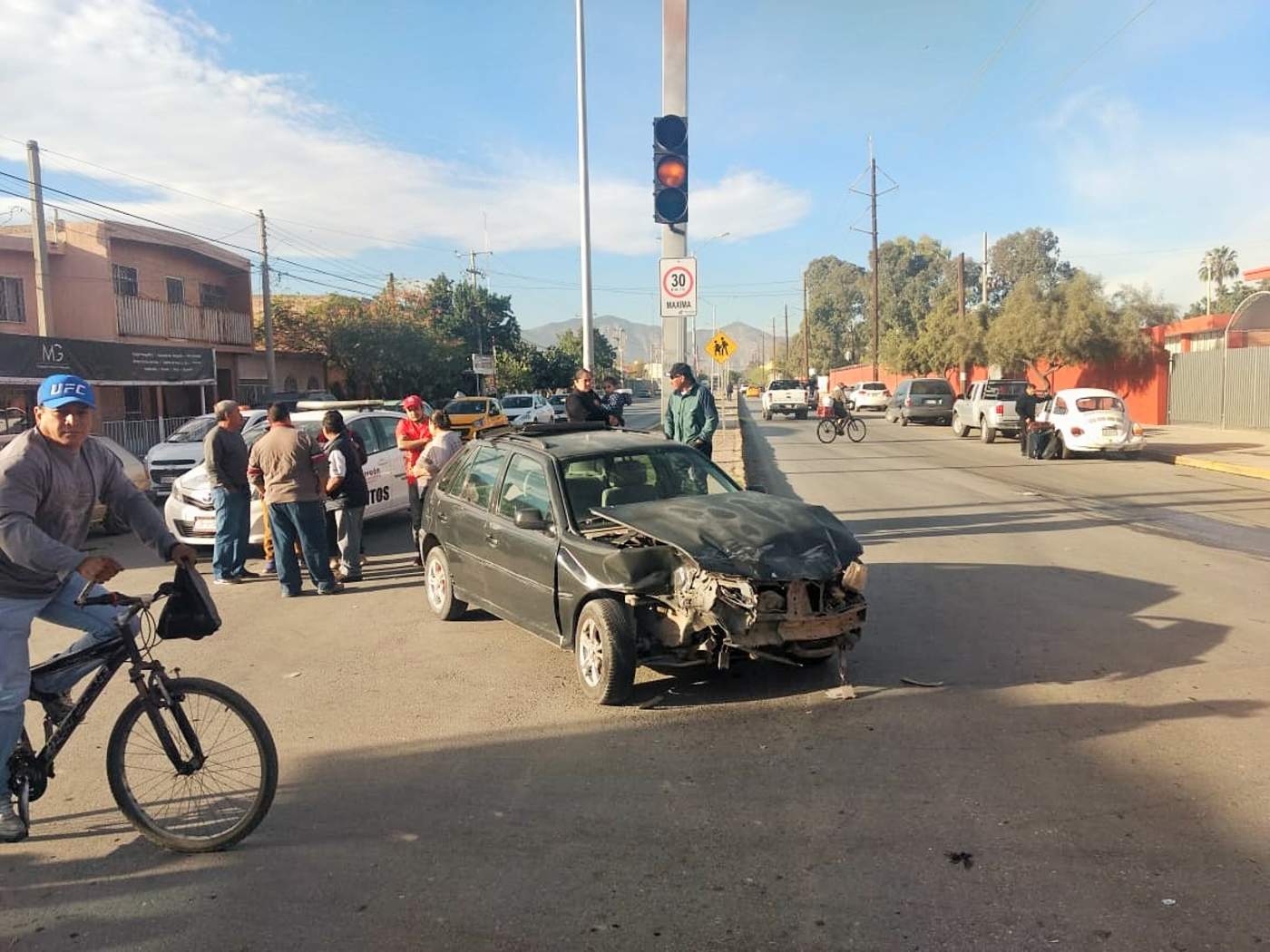 Se impactó contra dos vehículos en la colonia Moctezuma de la ciudad de Torreón. (EL SIGLO DE TORREÓN)