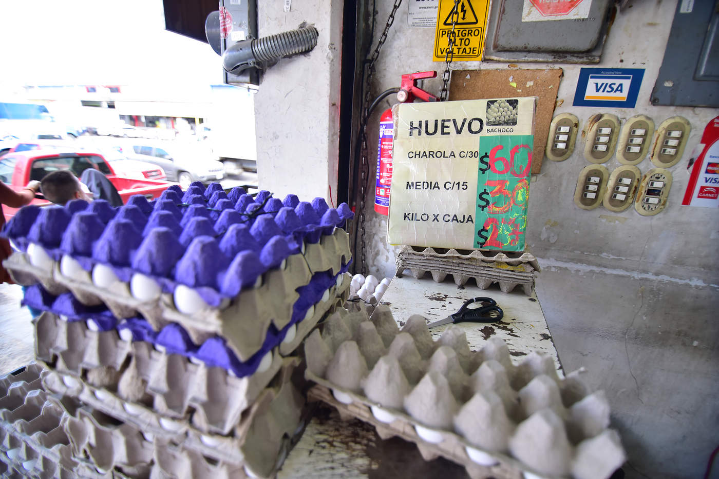 La cartera con 30 huevos se vende entre 40 y 70 pesos en La Laguna. (ERNESTO RAMÍREZ) 