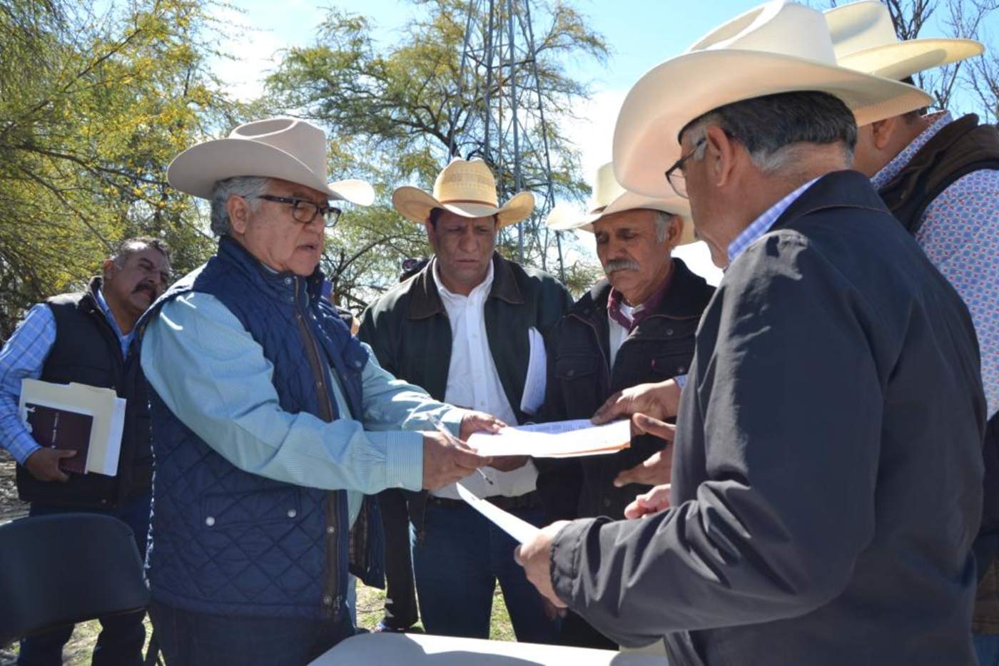 Coahuila entrega infraestructura para productores agropecuarios