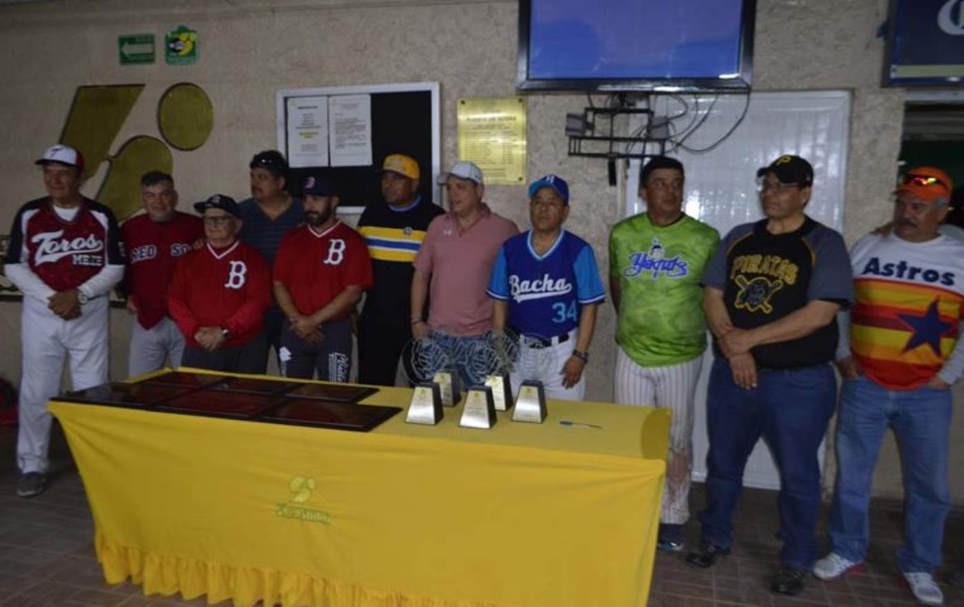 Premian a lo más destacado del softbol en Club San Isidro