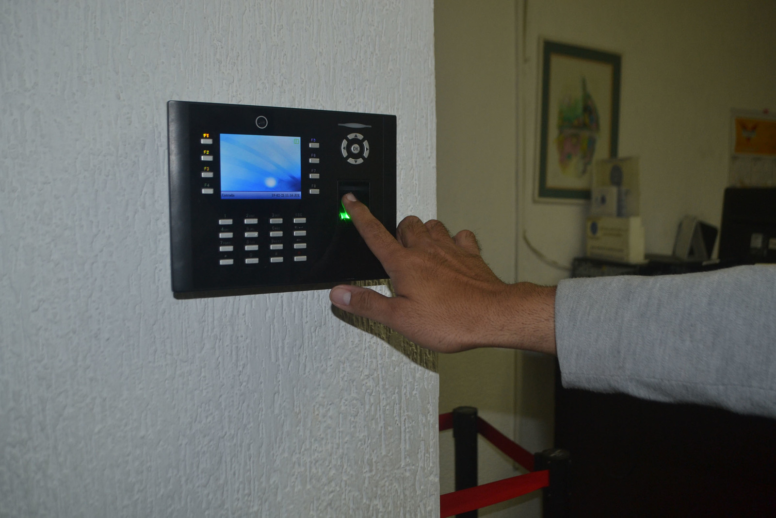 Este es el reloj checador que instaló la Dirección de Salud de Torreón en el Hospital Municipal ubicado sobre la avenida Ocampo. (ANGÉLICA SANDOVAL)