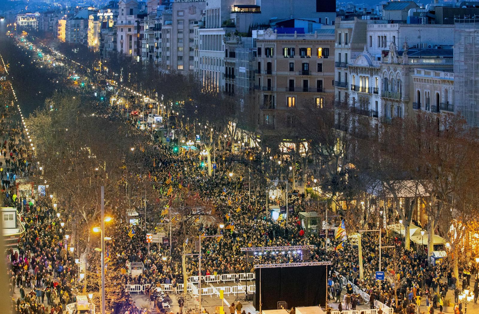 Unidos. Miles de personas abarrotan el Paseo de Gracia de Barcelona ayer en la manifestación de la jornada de huelga general. (EFE)