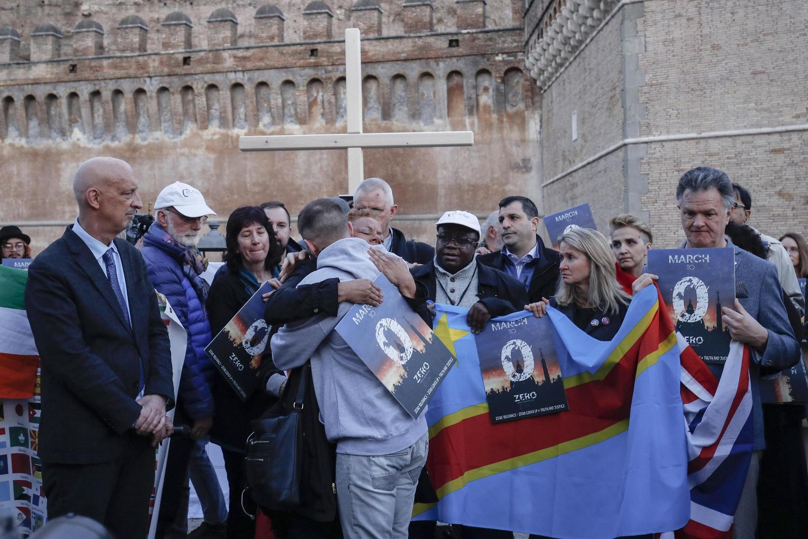 El papa Francisco “no se toma en serio el problema” de los abusos
sexuales, dijo ayer el español Miguel Hurtado, víctima de la pederastia clerical. (EFE)