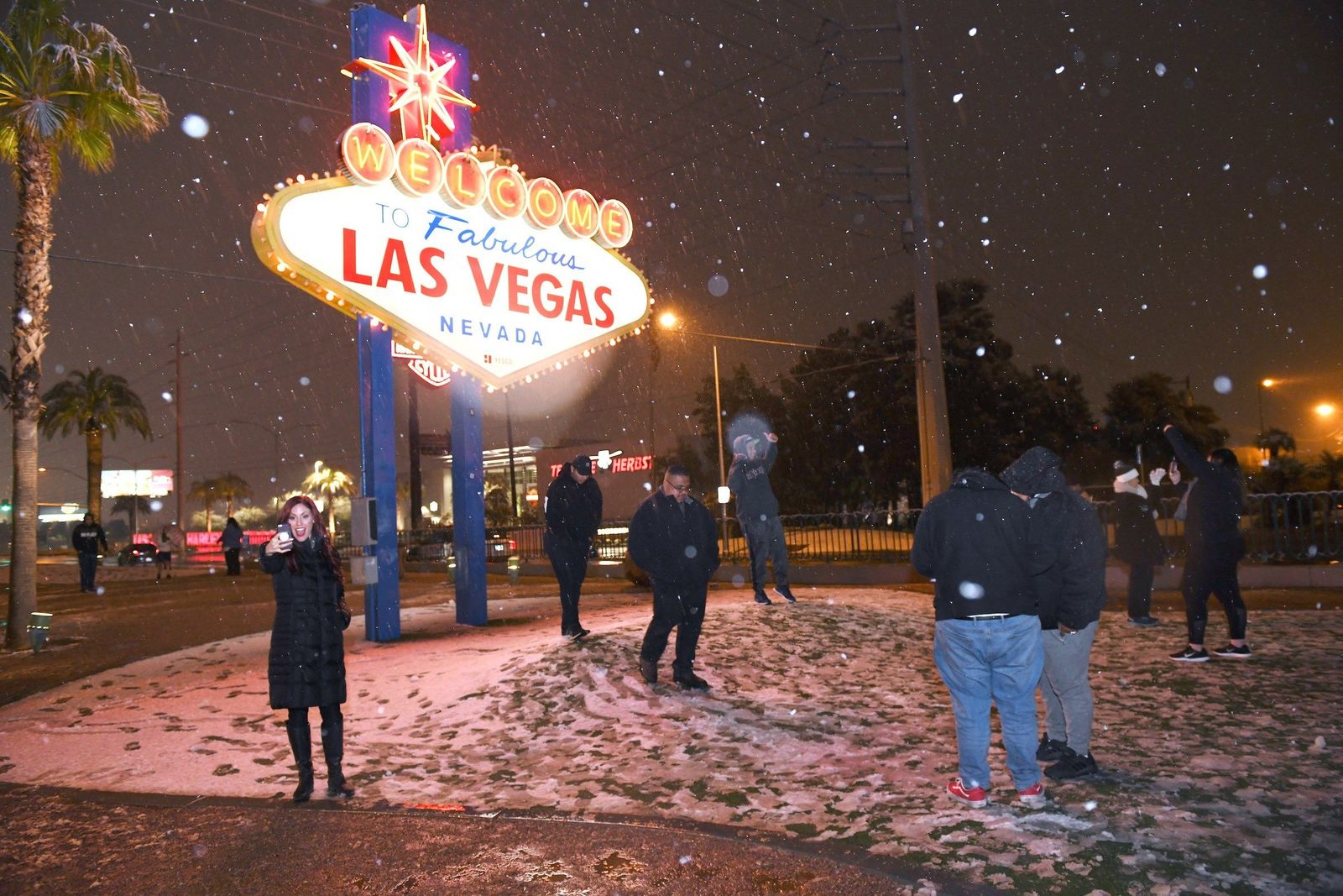 Para el recuerdo. Personas se tomaron fotos frente al letrero Welcome to Fabulous Las Vegas mientras caía la nieve. (EFE)