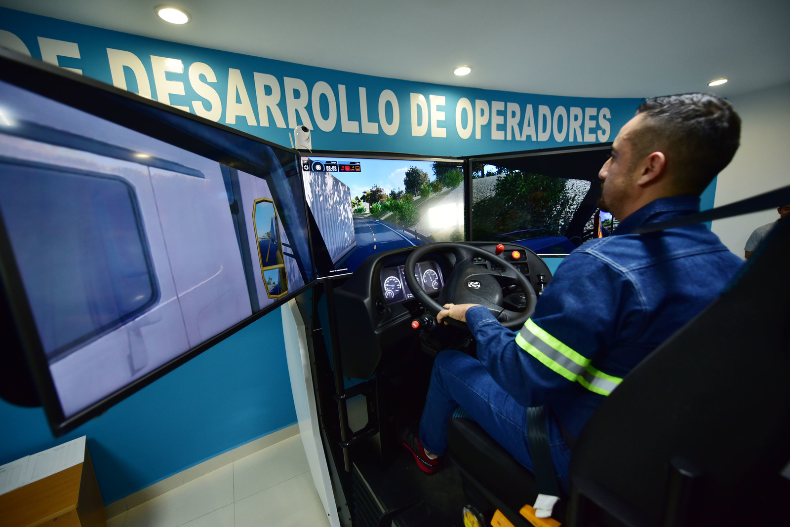 El objetivo que se tiene con este centro es profesionalizar a los operadores en el manejo de pipas o camiones de doble carga, ya que no pueden ser manejados por cualquier persona, señaló González.