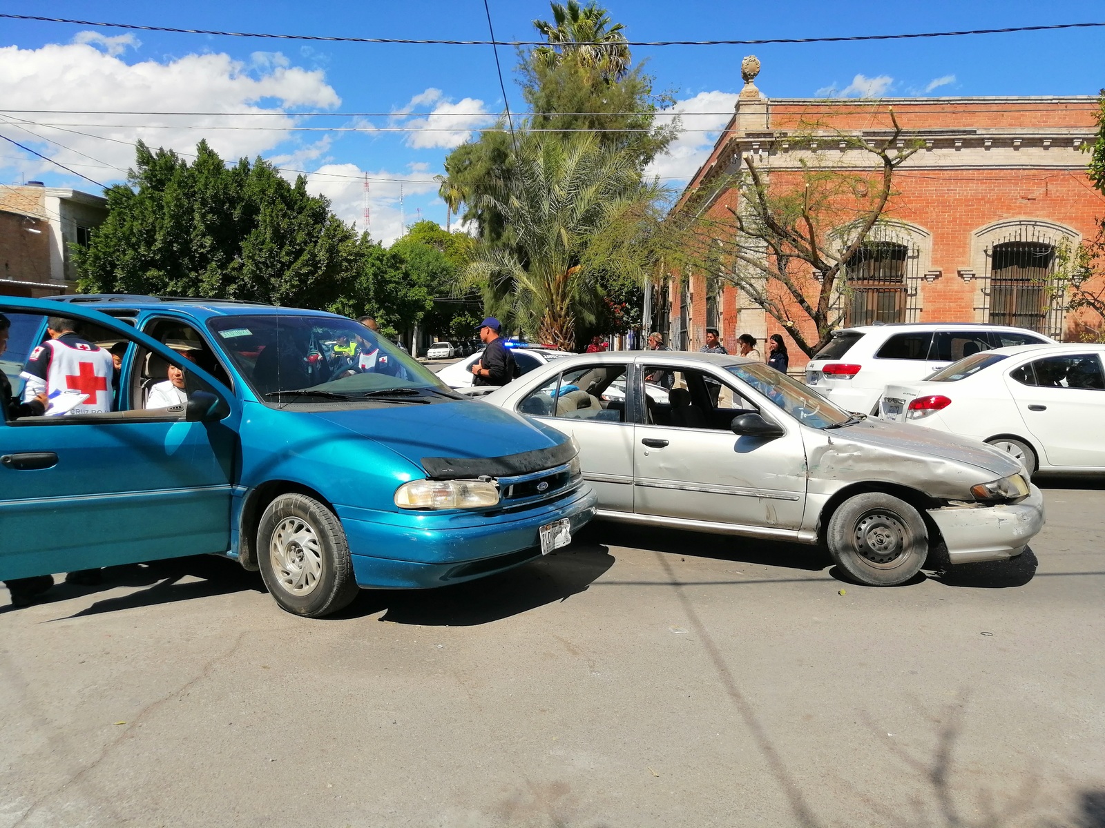 Conductoras de camioneta y auto chocan en la equina de la calle Zaragoza y avenida Bravo del sector Centro de Gómez Palacio, no se reportaron lesionados.