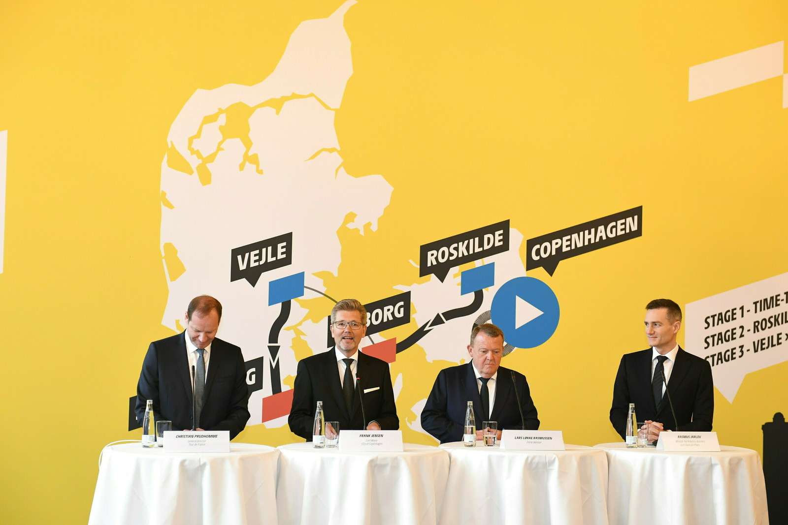 El director del Tour de Francia Christian Prudhomme; el alcalde de Copenhague Frank Jensen; el primer ministro Lars Loekke Rasmussen; y el ministro de Finanzas Rasmus Jarlov durante una rueda de prensa.