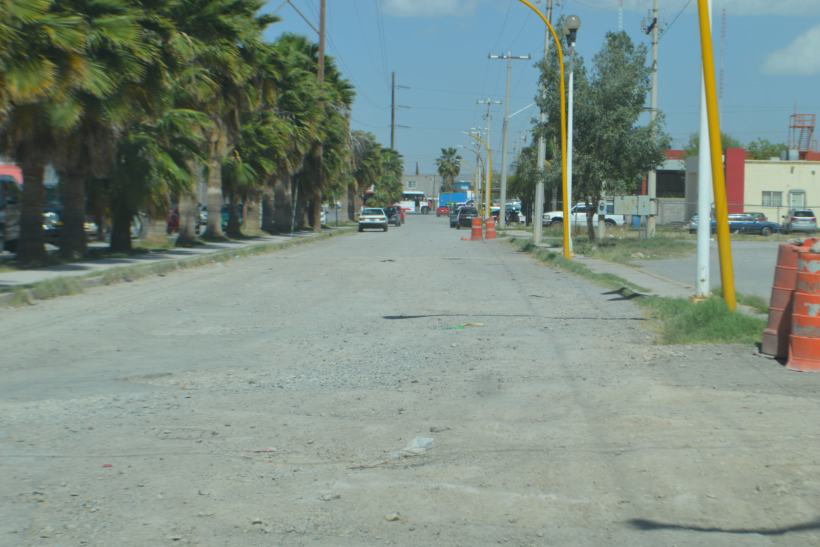 Pasan las semanas y el pavimento en la calzada Coahuila de Matamoros desaparece, piden apoyo de las autoridades. (EL SIGLO DE TORREÓN/ROBERTO ITURRIAGA)