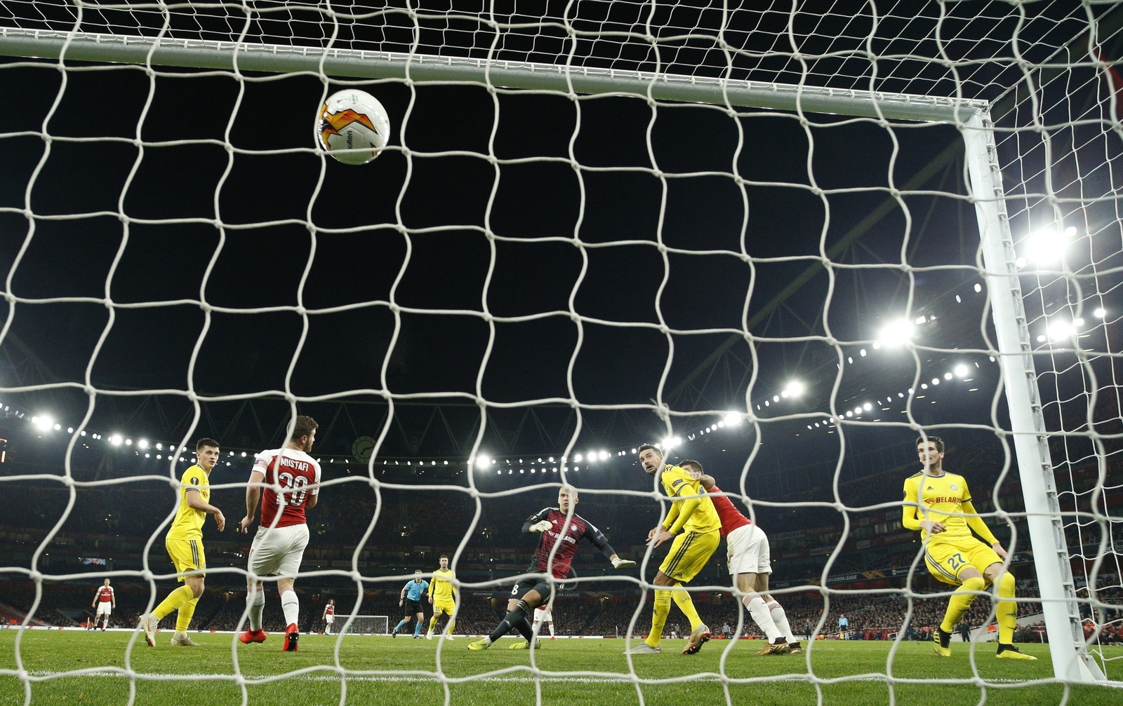 Sokratis Papastathopoulos anota el tercer gol de Arsenal en la victoria 3-0 ante BATE Borisov por la fase de dieciseisavos de final.