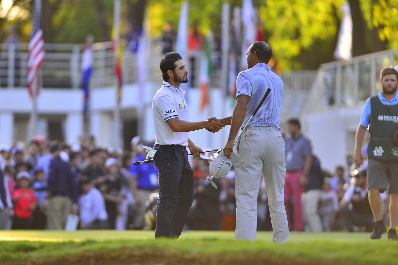 Abraham Ancer (i), y Tiger Woods durante la primera ronda del World Golf Championship Mexico 2019 en el Club de golf Chapultepec.