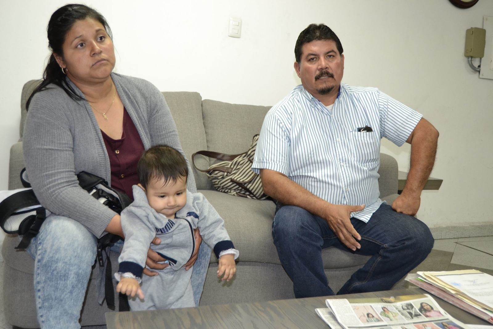 Yuriana Chávez, viuda del policía Omar Figueroa Sánchez, acompañada de José Cruz Guajardo de la organización Bellena, piden pensión y seguridad social para ella y sus tres hijos. (EDITH GONZÁLEZ)