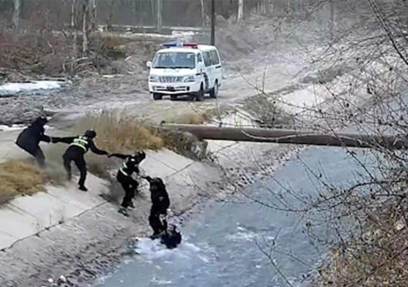 Oficiales crean cadena humana para salvar a niño de río