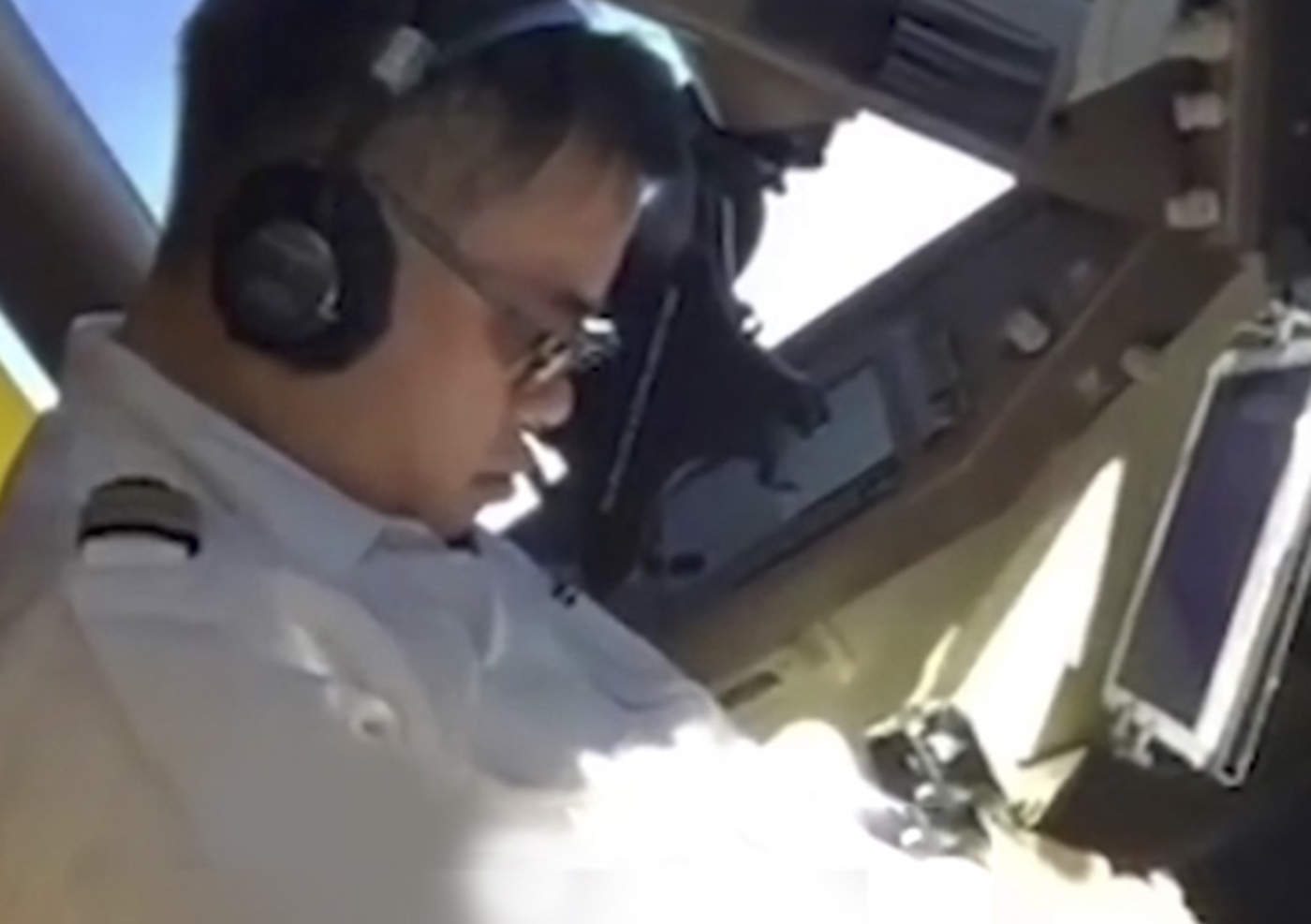 Piloto toma siesta en pleno vuelo