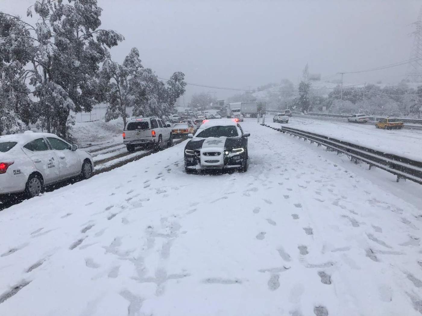 La carretera federal 15, tramo Ímuris-Nogales, al norte de Sonora se cerró a la circulación por nevada y cristalización de la cinta asfáltica, informó la Coordinación Estatal de Protección Civil (CEPC). (TWITTER)