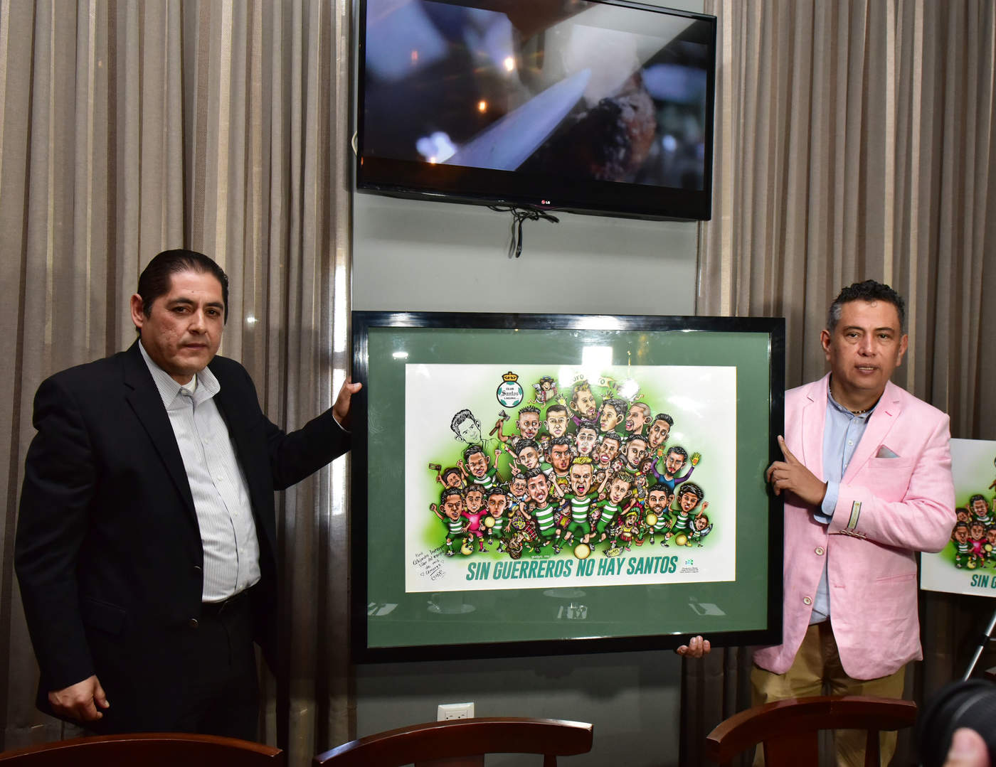 Empresarios locales, así como representación del equipo de futbol de Primera División, estuvieron en la develación oficial. (EL SIGLO DE TORREÓN)
