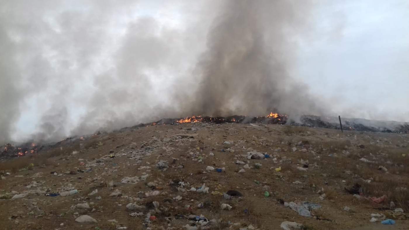 Una de las baterías del relleno sanitario de Monclova se incendió al serle depositada una carga de basura que estaba encendida.