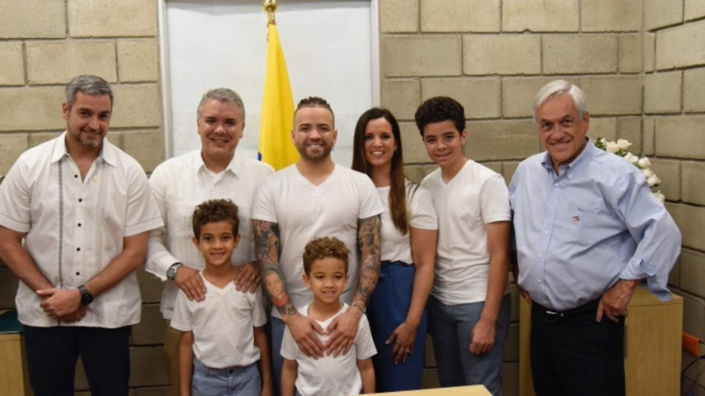 El presidente acompañó el mensaje con dos fotos en las que se observa al cantante acompañado de su esposa y sus tres hijos, además de los presidentes de Chile, Sebastián Piñera, y Paraguay, Mario Abdo Benítez. (ESPECIAL)