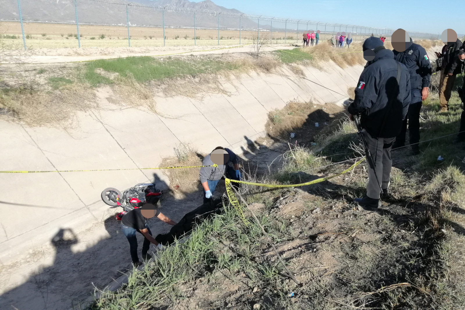 Motociclista cae a un canal de riego y muere
