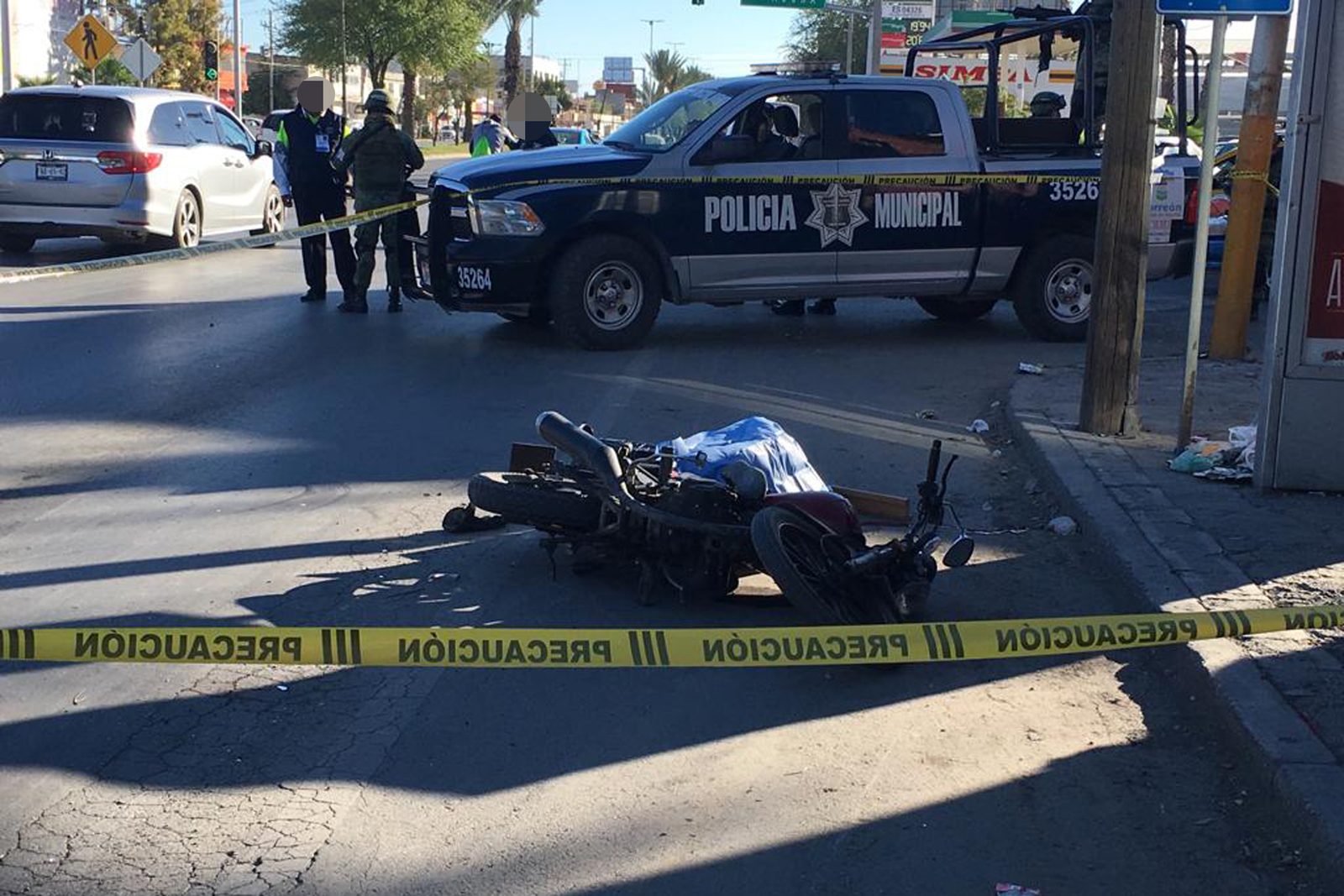 El cuerpo del hombre quedó sobre la motocicleta marca Italika de color guinda en el cruce del bulevar Independencia y la calle Acuña de la zona Centro de la ciudad de Torreón. (EL SIGLO DE TORREÓN)