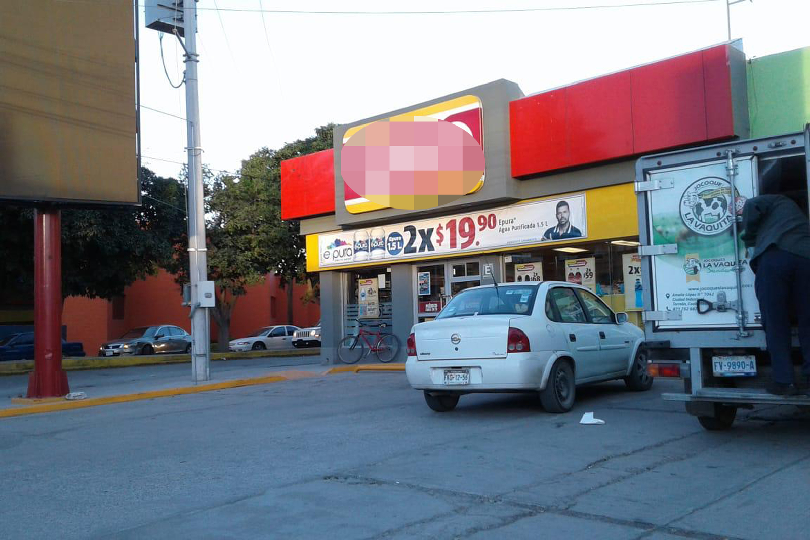 Los hechos se registraron en el estacionamiento de una tienda de conveniencia de la colonia San Isidro de Torreón. (EL SIGLO DE TORREÓN)