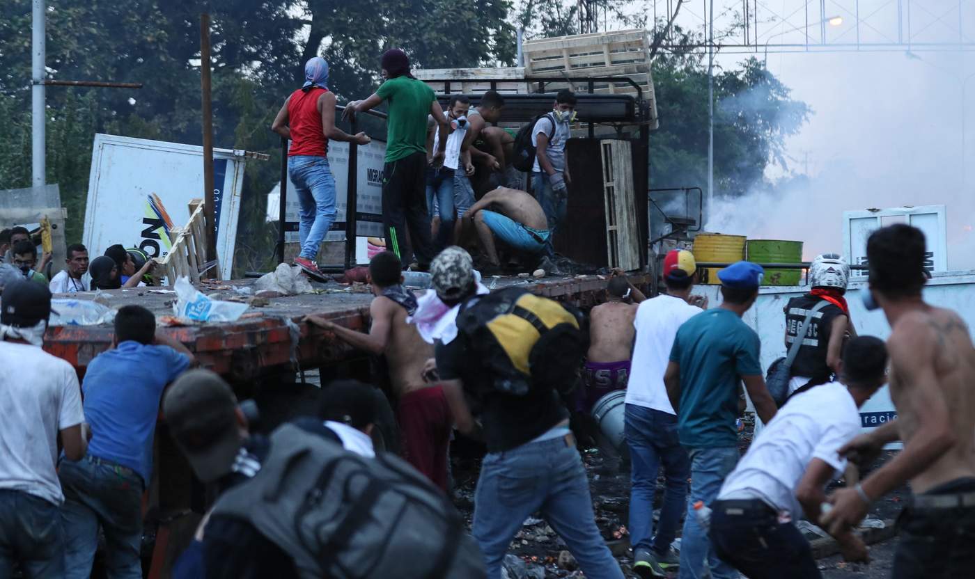 Los choques comenzaron temprano en el puente internacional Simón Bolívar, que comunica la ciudad colombiana de Cúcuta con la venezolana de San Antonio del Táchira. (EFE)