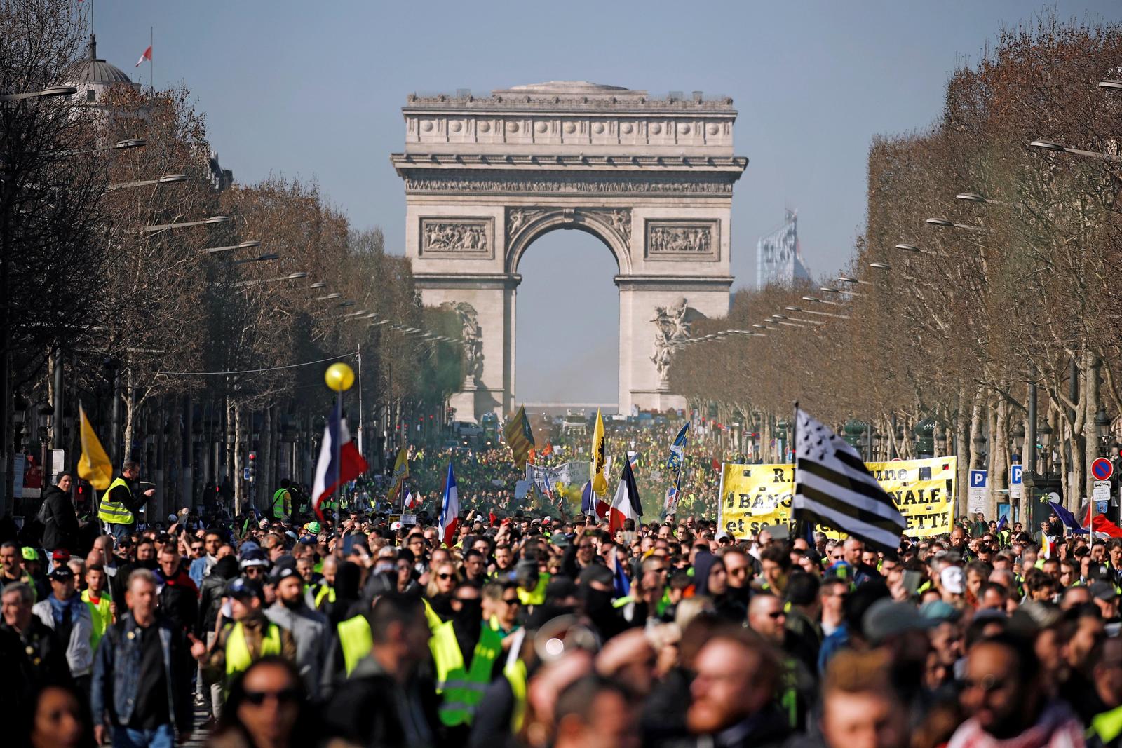 Protestas. Manifestantes chalecos amarillos marcharon desde el Arco de Triunfo, París.