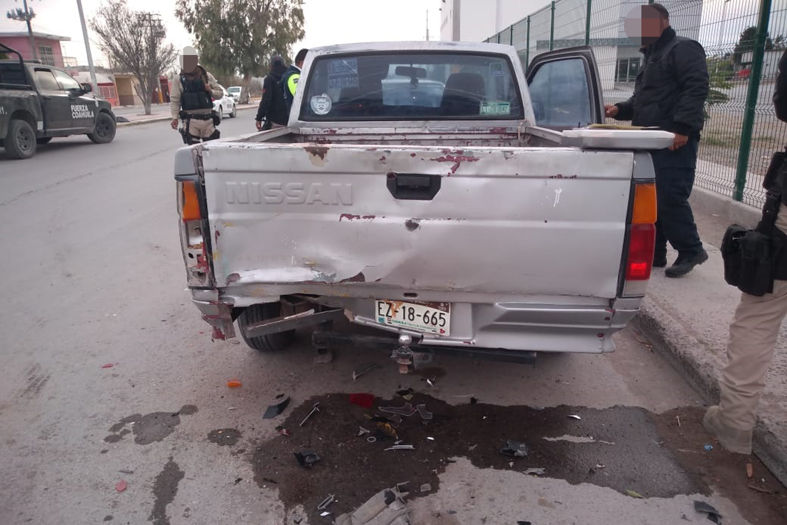 El taxi se impactó contra dos vehículos de la marca Nissan que se encontraban debidamente estacionados. (EL SIGLO DE TORREÓN) 