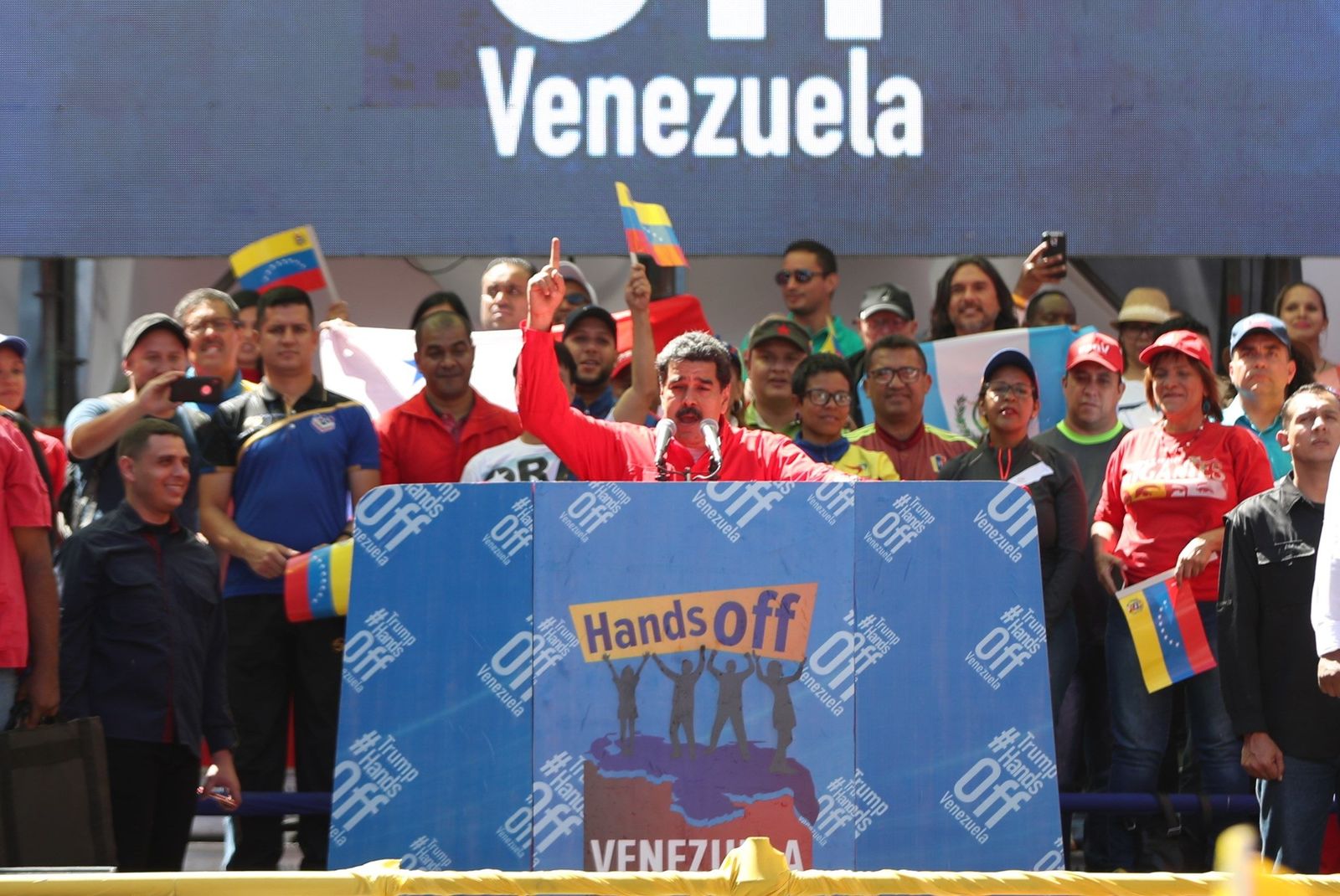 Su poder. El presidente de Venezuela,Nicolás Maduro, habló ayer ante miles de simpatizantes, en Caracas. (EFE) 