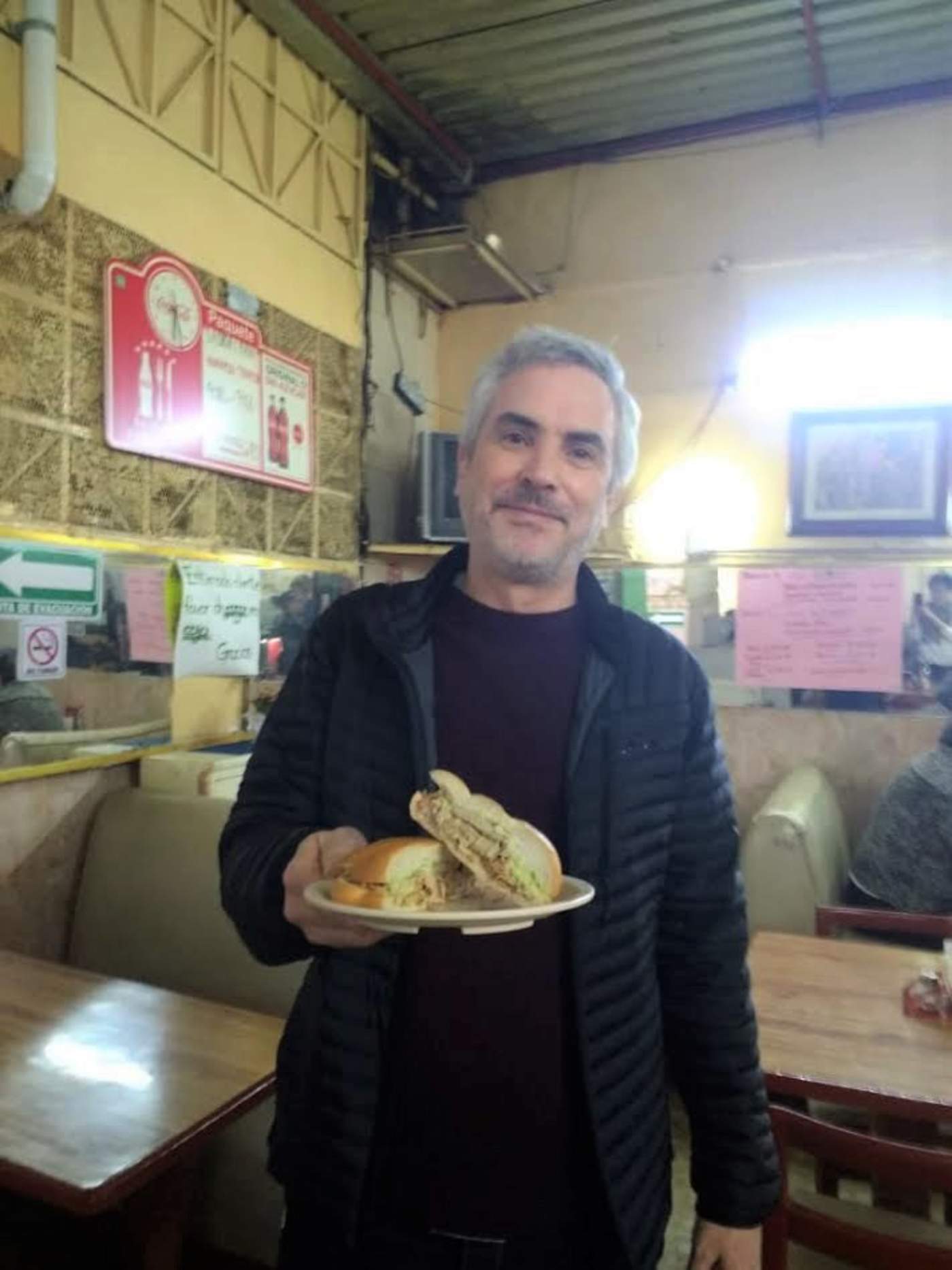 
Recuerdo. El cineasta Alfonso Cuarón mientras posa con un bocadillo, durante los días de grabación de la película Roma.

