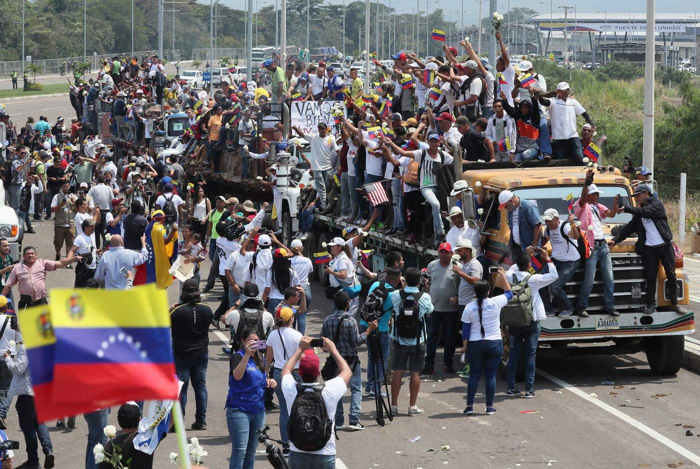 Unidos. Cientos de venezolanos formaron ayer un corredor que permita pasar la ayuda humanitaria a su país. (EFE) 