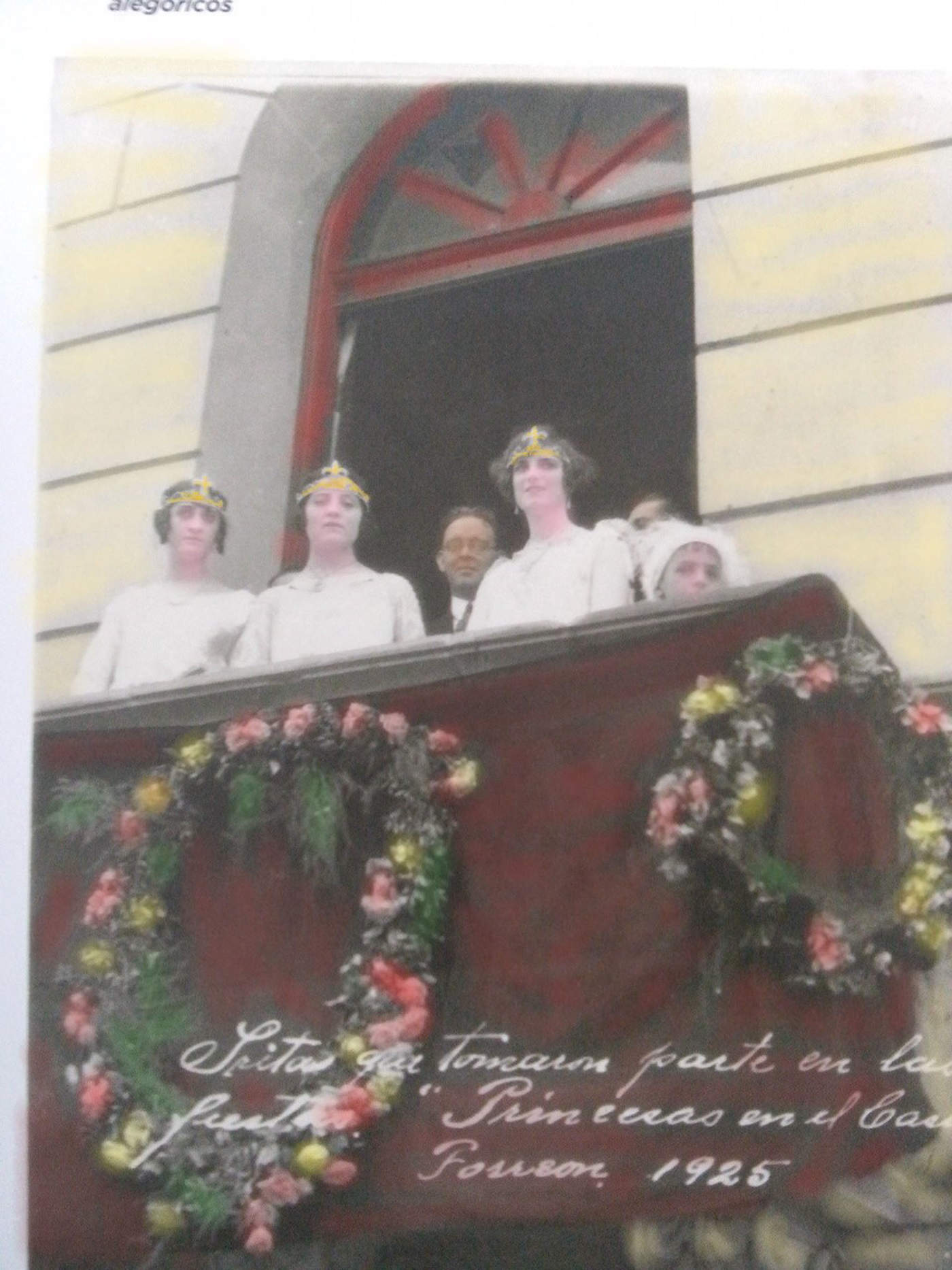 La reina y sus princesas en el balcón del Casino de La Laguna. El caballero de atrás es don Antonio de Juambelz.